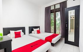 RedDoorz Syariah near Grand Galaxy Park